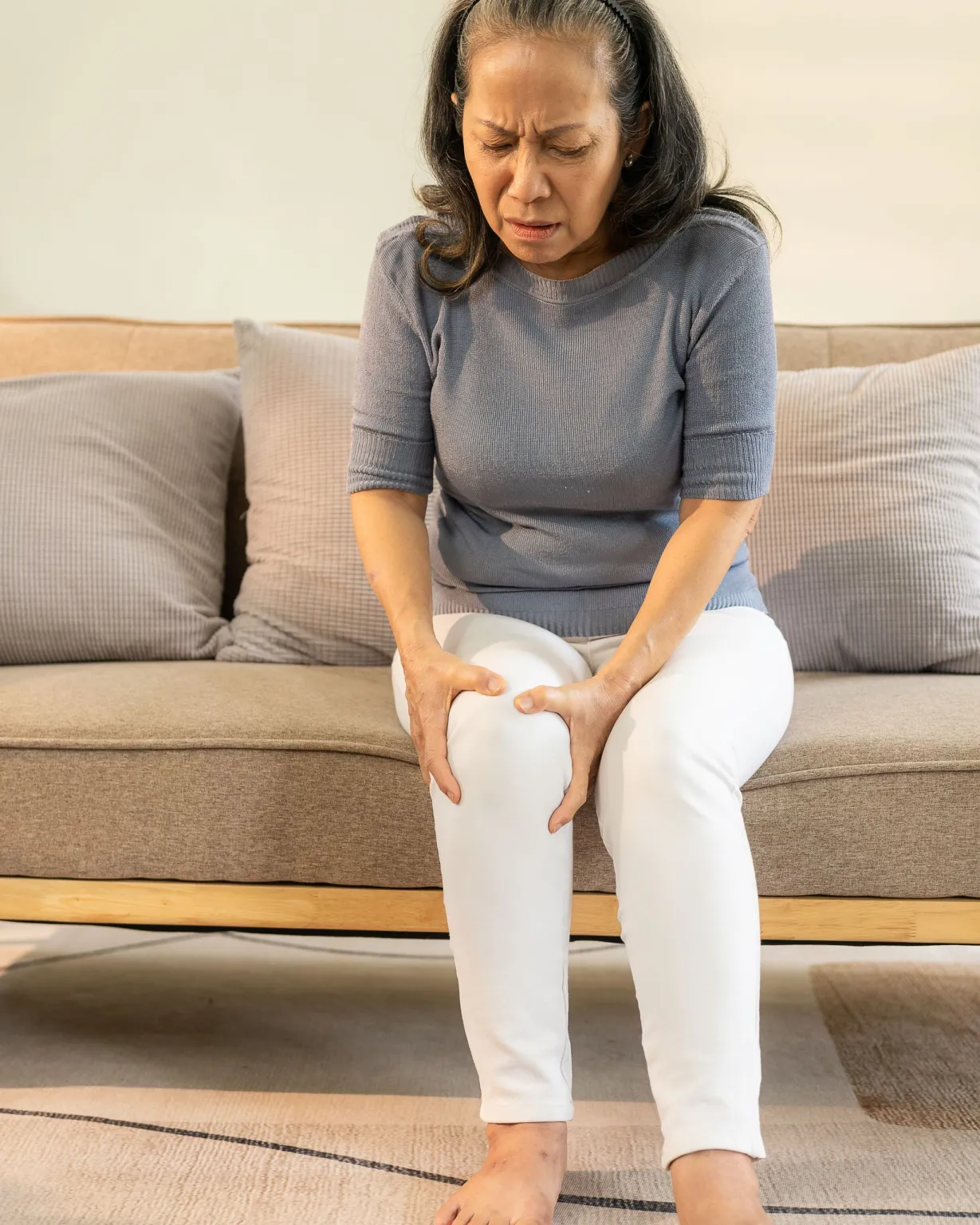 Chiropractor treating knee pain and improving joint mobility in Lenexa, Kansas